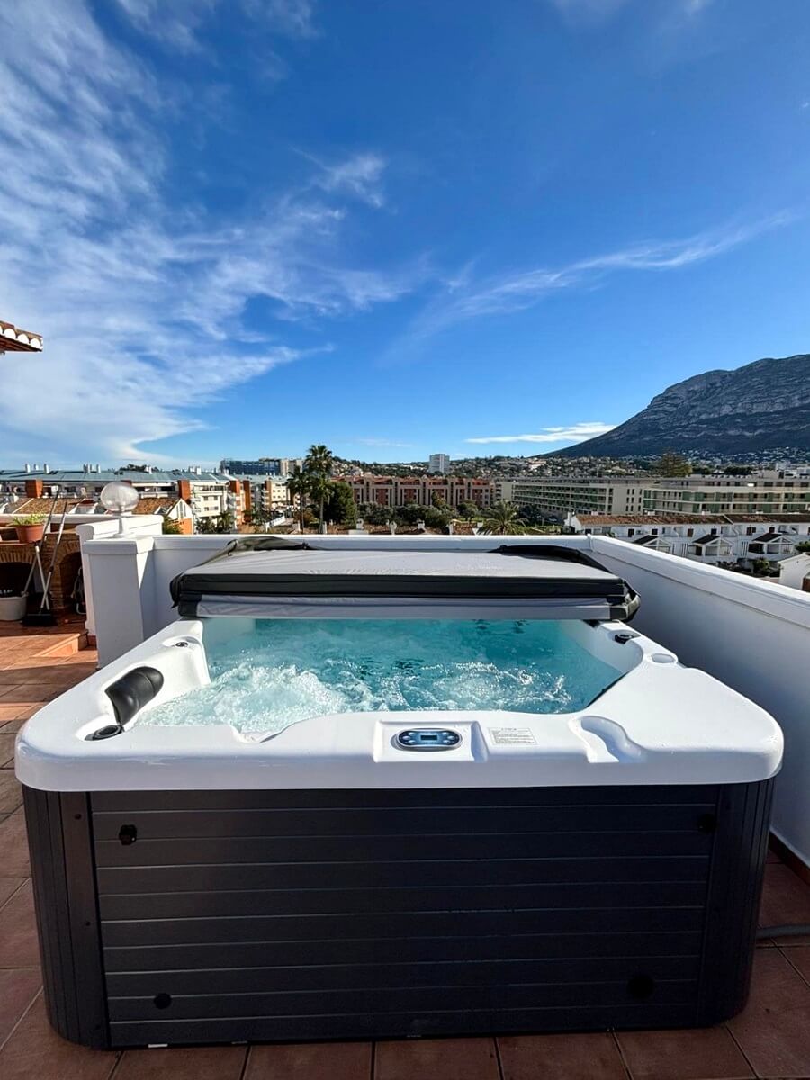 Jacuzzi exterior de lujo instalado en una azotea en Denia
