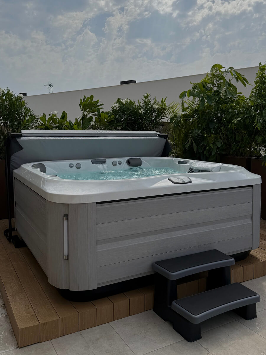 Spa exterior instalado en un jardín exterior