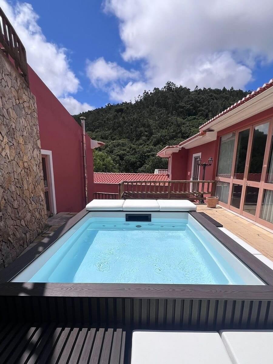 Jacuzzi exterior instalado en la azotea de una vivienda