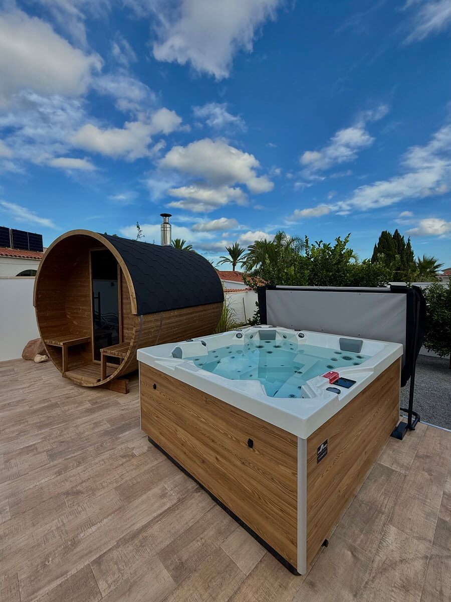 Instalación de jacuzzi y sauna de exterior instalado en el jardín de un chalet particular