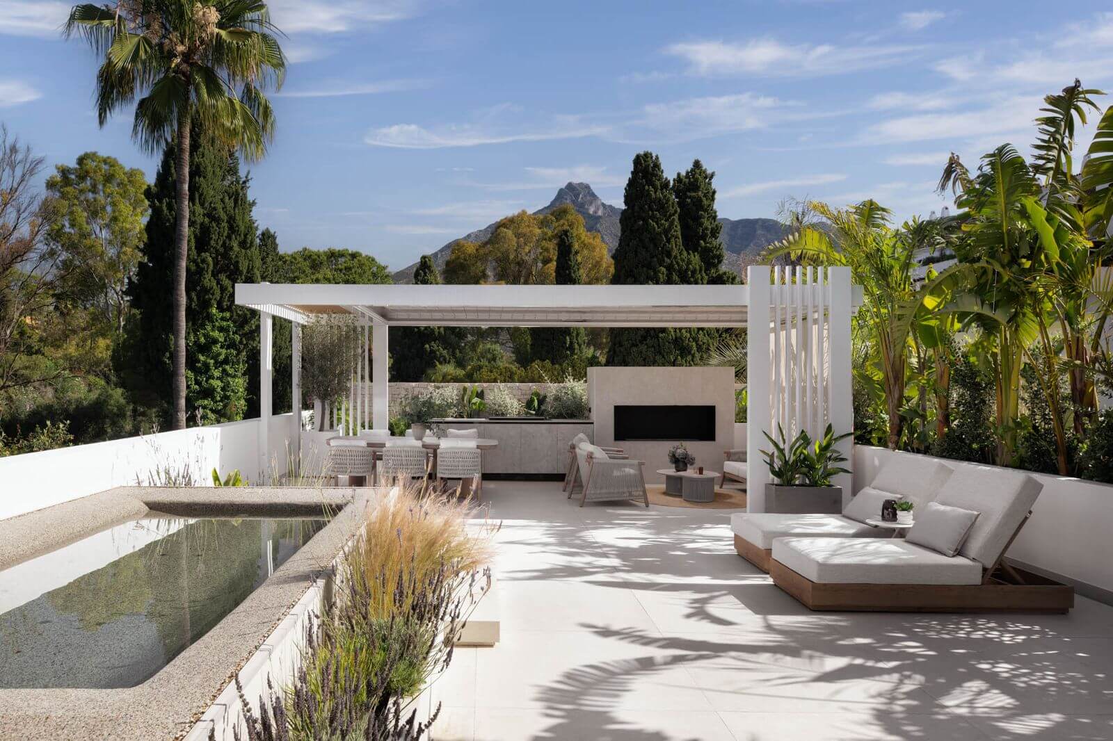 mini piscina iconia instalada en azotea vivienda marbella